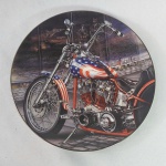 Harley Davidson - Lindo prato de porcelana edição limitada fabricado pela Hamilton Collection - Brotherhood of Honor - The pride of America Plate Collection Mede aproximadamente 21cm de diâmetro, acompanha suporte de madeira.