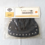 Harley Davidson - Rear fender mud flaps w/ studs, peça aparentemente de couro para acabamento no para-choque traseiro da moto. Consta data 1994. Item genuíno Harley fabricado nos Estados Unidos