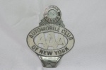 Antigo Emblema para ser fixado em veículos de MEMBRO HONORÁRIO DO AUTOMÓVEL CLUBE DE NEW YORK, feito em metal. Mede aproximadamente 11,5 x 15,5 centímetros.