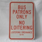 Maravilhosa Placa de Trânsito Americana, adesivada, em metal e sem uso, com os dizeres BUS PATRONS ONLY NO LOITERING. Medidas aproximadas 45 x 31 centímetros.