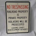 Maravilhosa Placa de Trânsito Americana, acredito que pintada, em metal, com os dizeres NO TRESPASSING RAILROAD PROPERTY. Medidas aproximadas 61 x 45 centímetros. a placa indica para não invadirem a propriedade privada da companhia ferroviária. Item bacana em uma coleção de trem.