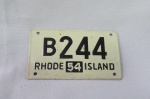 Mini Plaqueta (placa) Americana número B244 de RHODE ISLAND de 1954. Mede 9,7 x 5,6 centímetros.