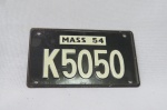 Mini Plaqueta (placa) Americana número K5050 de MASSACHUSETTS de 1954. Mede 9,7 x 5,6 centímetros.