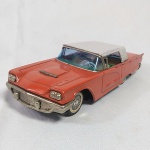 Brinquedo antigo de lata - Ford Thunderbird 1958 coupe funciona fricção. Fabricado pela Bandai no Japão no fim da década de 50 e começo de 60. Mede 21cm de comprimento