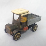 Brinquedo antigo de lata - Ford T Truck funciona fricção. Fabricado no Japão na década de 50. Mede aproximadamente 16cm de comprimento.