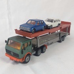 Brinquedo antigo - Siku Brasil - Caminhão cegonheira Mercedes 2232 Auto transporter com 2 carros na escala 1/50, um Volkswagen Golf LS e um Audi 100 Avant, os carros não tem para-brisa traseiro. O caminhão montado mede 31cm e os carros medem  7cm e 8,5cm aproximadamente.