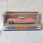 Brinquedo antigo releitura - 1959 Cadillac Coupe de Ville Dinky Toys Matchbox. Miniatura diecast na escala 1/43. Mede aproximadamente 11,5cm