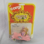 Brinquedo antigo - Carro miniatura diecast da Miss Piggy, personagem do Muppet Baby - Fabricado pela Corgi, lacrado na embalagem original. A mini mede aproximadamente 9cm.