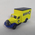 Carrinho miniatura caminhão Bedford 30 CWT van com tema da Michelin na escala 1/55 fabricado pela Corgi. Miniatura fornecida pela Altaya - Série veículos comerciais do passado,