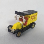 Carrinho miniatura caminhão Renault Van com tema da Renault na escala 1/55 fabricado pela Corgi. Miniatura fornecida pela Altaya - Série veículos comerciais do passado.