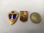 8. Numismática e Militária. (3) peças variadas. Moeda Comemorativa aos 100 Anos Nascimento de Lênin; Pin Udarnik com Busto de Lenin; e Distintivo de Qualificação do Exército Vermelho, URSS. Especialista de Primeira Classe com esmalte lascado. Produzido entre 1968-1991. 