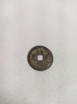 21. Curiosidade Numismática. Moeda furada da China, século X, Dinastia Han Posterior, Shun Hua. Bronze. 24mm diâmetro. MBC. 