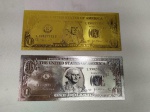 28. Numismática (2) Cédulas de 1 Dólar banhadas a Ouro Branco e Ouro Amarelo. Peças fantasia.