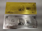 29. Numismática (2) Cédulas de 2 Dólares banhadas a Ouro Branco e Ouro Amarelo. Peças fantasia. 
