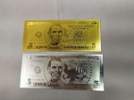 30. Numismática (2) Cédulas de 5 Dólares banhadas a Ouro Branco e Ouro Amarelo. Peças fantasia. 