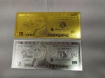 31. Numismática (2) Cédulas de 10 Dólares banhadas a Ouro Branco e Ouro Amarelo. Peças fantasia. 