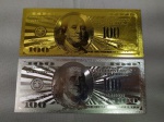 34. Numismática (2) Cédulas de 100 Dólares banhadas a Ouro Branco e Ouro Amarelo. Peças fantasia. 