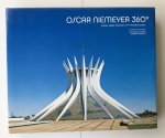 `Oscar Niemeyer 360o` raro livro de fotos, capa dura, edição luxuosa, com centenas de fotos das obras do famoso arquiteto.