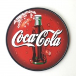 Arte promocional da COCA COLA aplicada em placa de plastico medindo 16 cm de diâmetro.