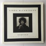 Raro livro de fotos SIXTIES da Linda McCartney, trazendo centenas de fotos das principais bandas da época e dos Beatles. Um espetáculo de imagens no formato 28,5x28,5cm