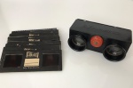Antigo Visor Stereoscope de metal 11x6x4, com regulagem, marca RADA Standart 2, acompanha 13 stereos de cartão com imagens celuloide. 2 imagens eróticas decada 60/70.