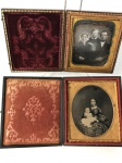 Rara foto em vidro DAGUERREOTYPE, 2 fotografias em seus estojos originais, um estojo com uma fotografia de familia , e outro com uma dama com seu bebe no colo.