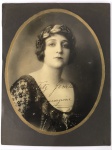 Foto de Cláudia Muzio grande soprano italiana - 1889 /1936. Foto de 1925 assinada pela artista e datada. Medidas 28,5x22,5cm