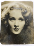 Foto de Marlene Dietrich, assinada pela a artista com deidicatória, atrás da foto carimbo PARAMUNT PICTURES, e PARAMUNT fotos. Medidas 34,5x26,5cm.