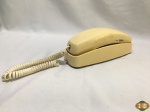 Telefone gondola da AT$T modelo 210 na cor creme.