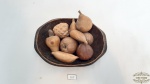 Pequena gamela com 9 frutas decorativas  em madeira . Medida