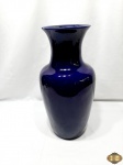 Enorme vaso floreira em porcelana azul cobalto. Medindo 47cm de altura.