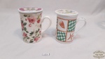 2 Canecas de chá com coador em porcelana . Medidas: 10cm de altura caneca  , coador 5 cm de altura.