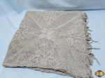 Colcha de casal em crochê. peça em perfeito estado de conservação, medindo 240cm x 220cm.