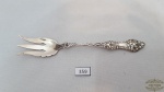 Garfo de petisco em prata de lei Stering inglesa cabo trabalhado .Medidas:  Peso 27g.  Medida . 15 cm de comprimento.