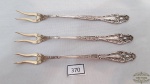 3 garfos para petiscos em prata de lei Inglesa marcada Sterling .Medidas:  Peso 32 gramas garfo de petisco.Medida  12 cm de comprimento.