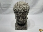 Enfeite de cabeça de buda em cerâmica envelhecida vietnamita. Medindo 31,5cm de altura.
