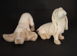 Belo par de ornamento em resina italiana branca no feitio de cachorro. Maior medindo 20 cm X 09 cm X 17 cm de altura aprox.