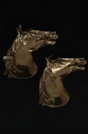 Par de lindos cinzeiros em bronze no feitio de cavalo. Med.: 15 cm X 09 cm X 03 cm de altura