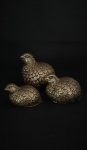 Angele Marsar - Trio de pássaros em bronze. Med. Menor: 08 cm X 04 cm X 04 cm de altura