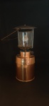Antigo lampião com base em cobre. Med.: 29 cm de altura