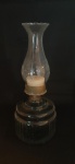 Antigo lampião estilo colonial com base em vidro, donzela em Cristal lapidado. Med.: 41 cm de altura