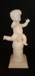 Antiga escultura em porcelana branca representando anjo sob pequena coluna. Med.: 37 cm de altura
