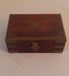Antiga caixa de jóias confeccionada em madeira nobre com acabamento em bronze. Med: 15 cm x 10 cm x 06 cm de altura
