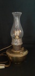 Antigo lampião com base em cobre, adapção para abajour, funcionando. Med.: 34 cm de altura