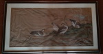 Lindo quadro em grandes dimensões, seda pintada a mão representando `Patos na lagoa`, emoldurada em vidro. Med.: 58 cm x 123 cm, Moldura: 81 cm x 145 cm