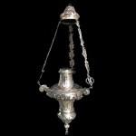 Lampadário em prata batida, fundida, repuxada e ricamente cinzelada, de estilo e época D. José I. Brasil, Séc. XVIII. 70 x 30 cm.