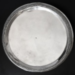 Salva em prata batida, repuxada e cinzelada. Contraste ao centro com a letra B. Bahia, Brasil, Séc. XVIII/XIX. 500 gr. 26,5 x 5 cm.