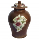 Belo potiche em porcelana Cia das Índias, decoração comumente chamada de chocolate, com reservas na decoração Família Rosa. China, Qing, Qianlong (1736-1795). 40 cm de altura.