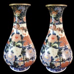 Par de vasos em porcelana policromada Imari. Japão, primeira metade do Séc. XIX. 33 cm de altura.