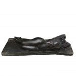 Francisco Leopoldo e Silva (1879-1948). Nu feminino. Escultura em bronze. Assinado na base. 23 x 90 x 32 cm.